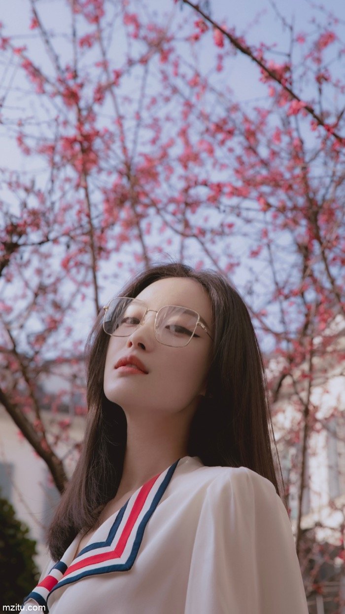 美到无法形容！眼镜女神倪妮秒杀江一燕九条街