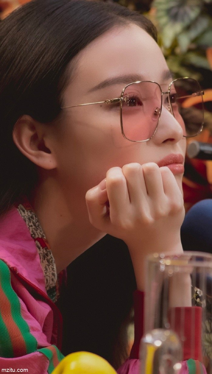 美到无法形容！眼镜女神倪妮秒杀江一燕九条街