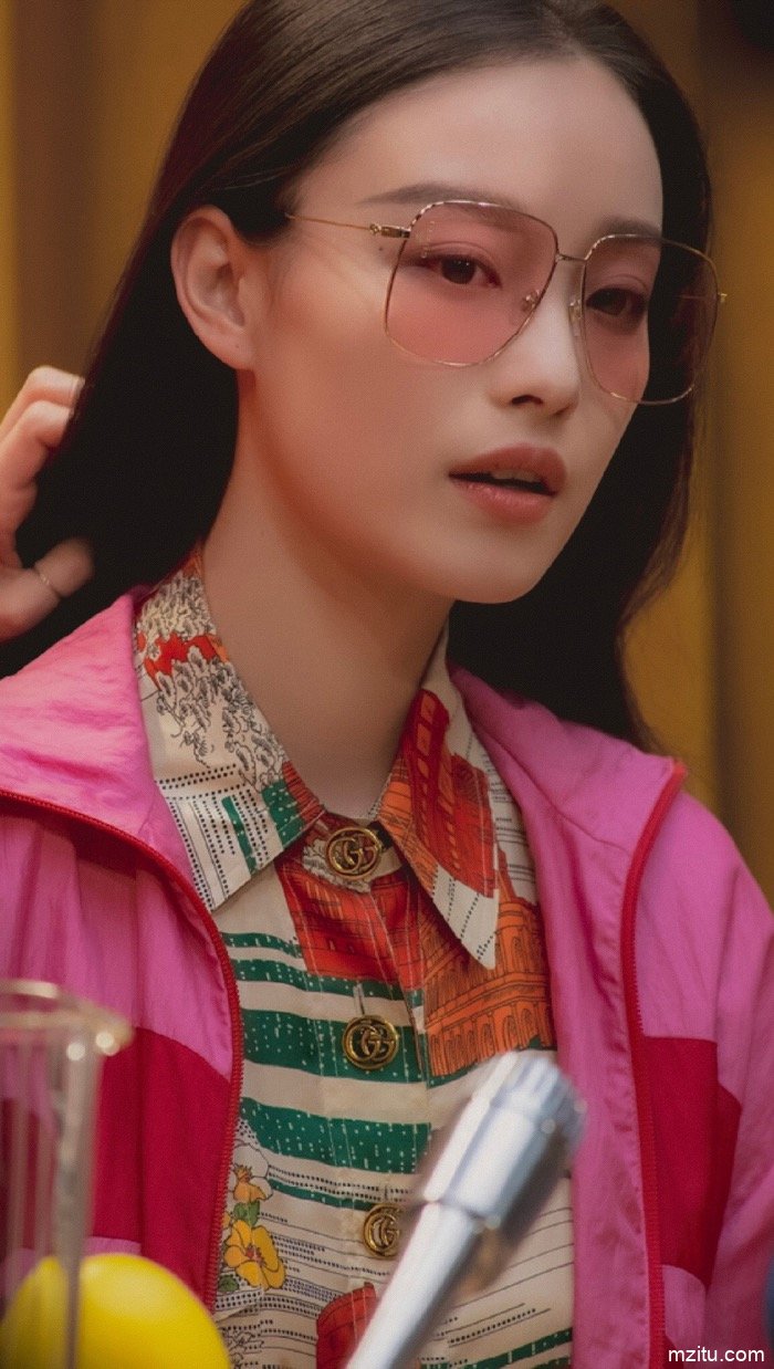 美到无法形容！眼镜女神倪妮秒杀江一燕九条街