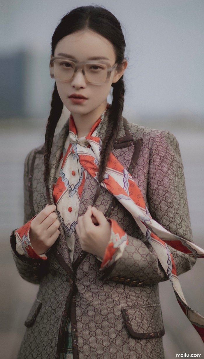 美到无法形容！眼镜女神倪妮秒杀江一燕九条街