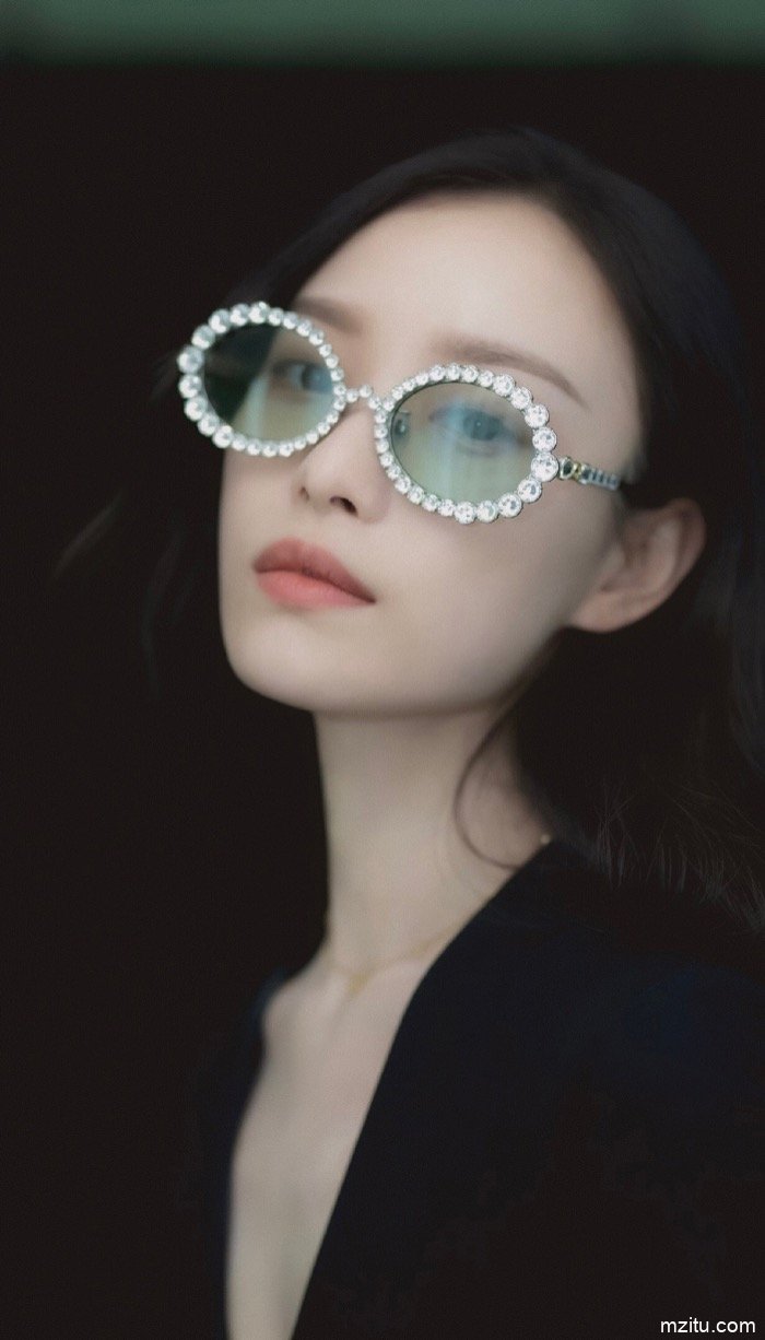 美到无法形容！眼镜女神倪妮秒杀江一燕九条街