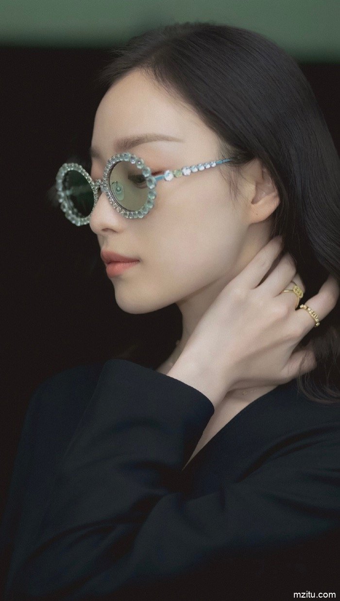 美到无法形容！眼镜女神倪妮秒杀江一燕九条街