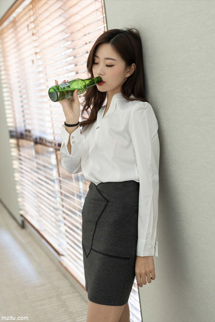 电梯偶遇失恋醉酒女 女神杨紫嫣满足你的尾随幻想