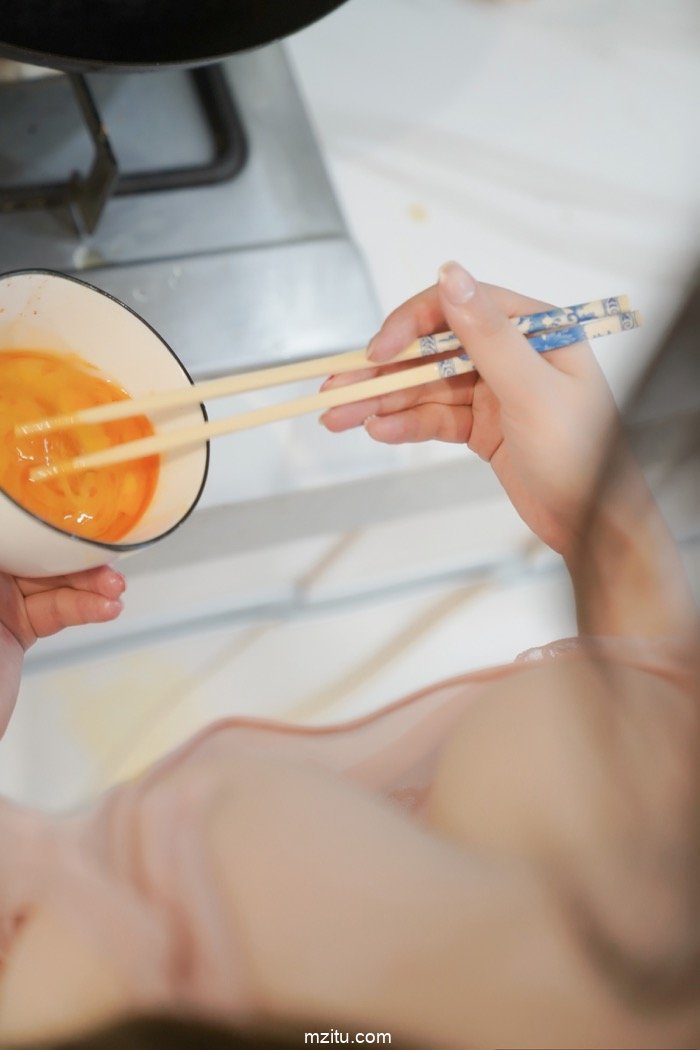 被调教成了美厨娘，私人玩物糯美子乖巧性感直男福利