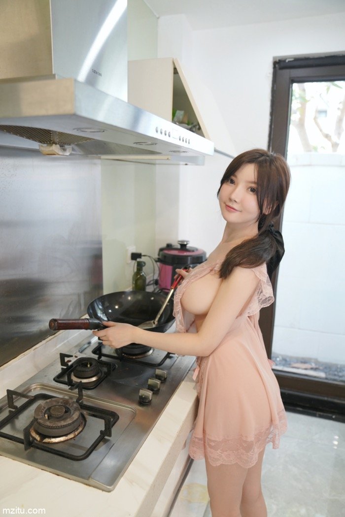 被调教成了美厨娘，私人玩物糯美子乖巧性感直男福利