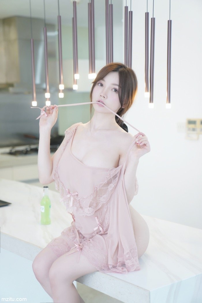 被调教成了美厨娘，私人玩物糯美子乖巧性感直男福利