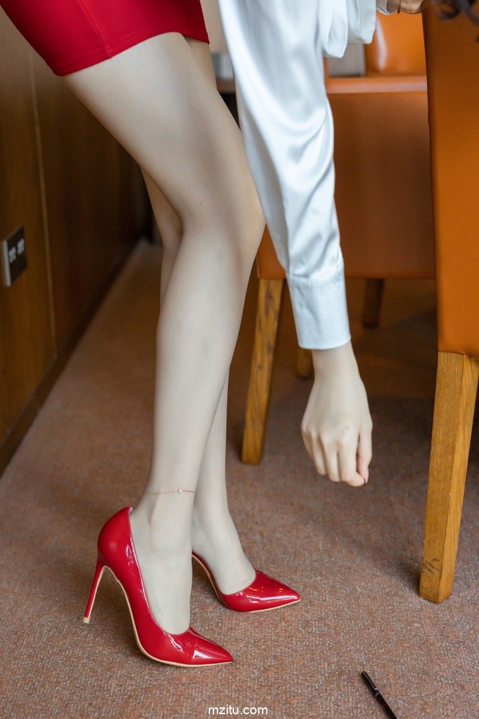 红鞋红裙紫内裤 迷人小秘书芝芝Booty丝袜美腿令人躁动