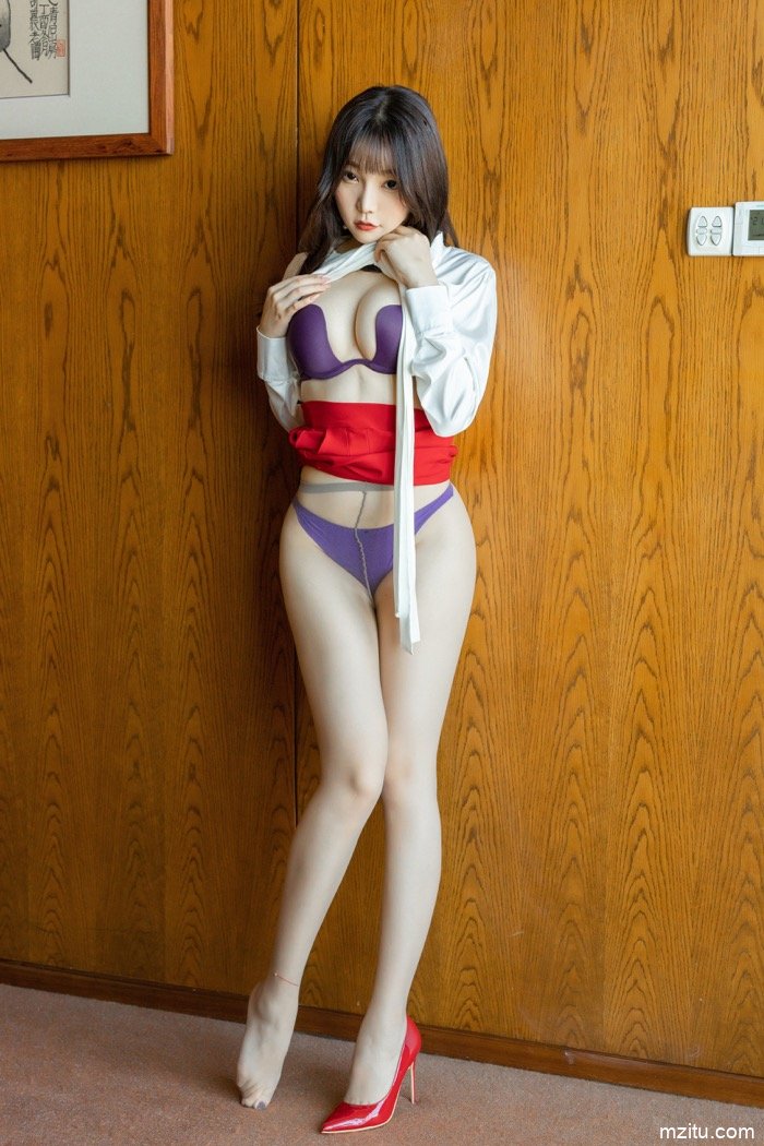 红鞋红裙紫内裤 迷人小秘书芝芝Booty丝袜美腿令人躁动