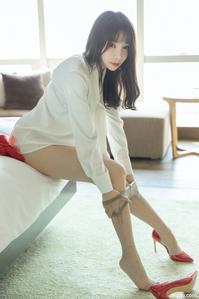红鞋红裙紫内裤 迷人小秘书芝芝Booty丝袜美腿令人躁动