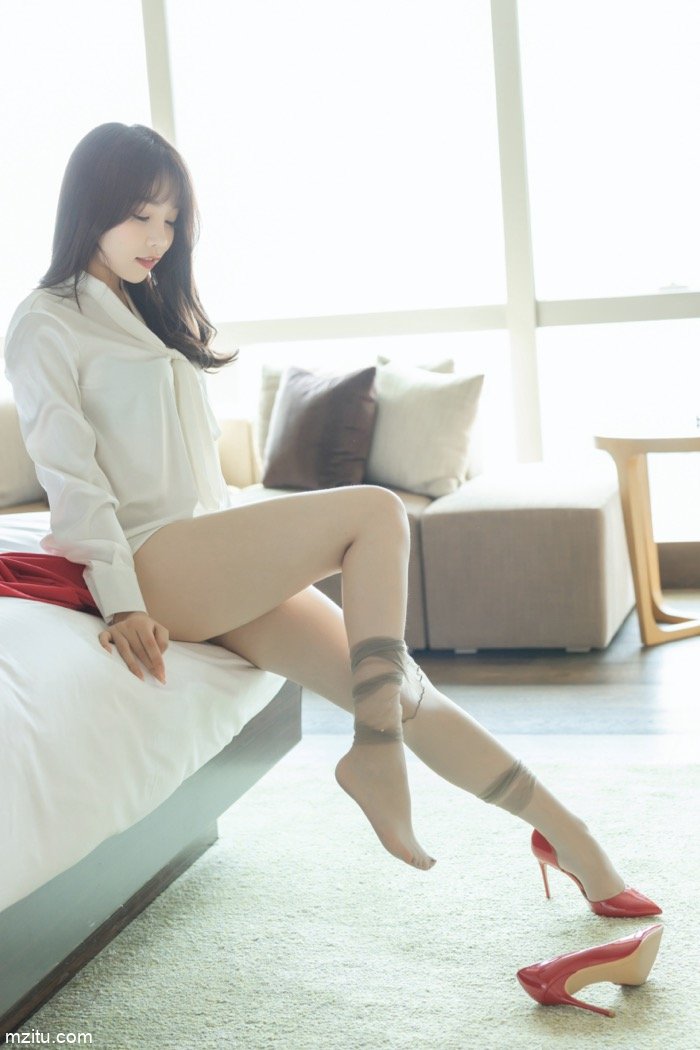 红鞋红裙紫内裤 迷人小秘书芝芝Booty丝袜美腿令人躁动