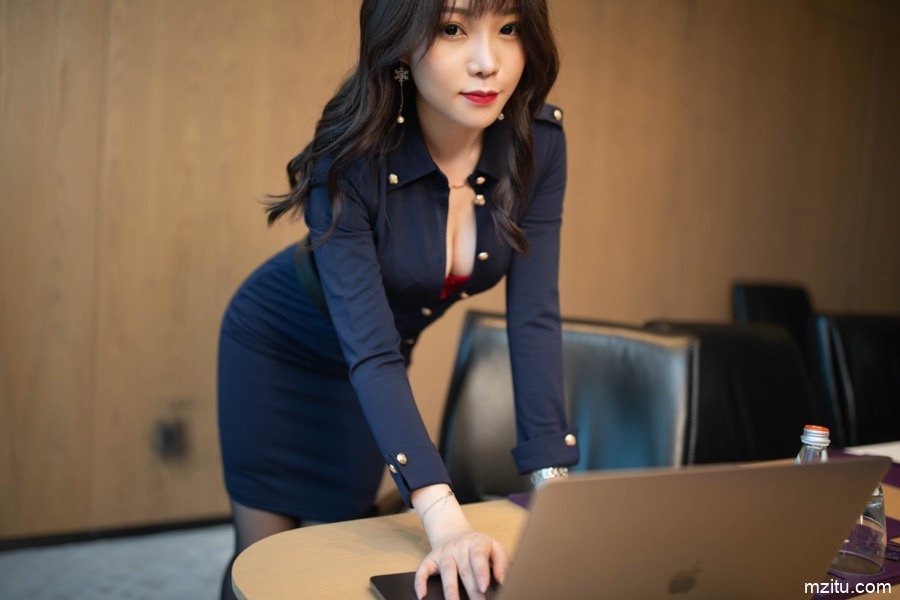 被驯服的秘书 芝芝Booty满足你对潜规则的幻想
