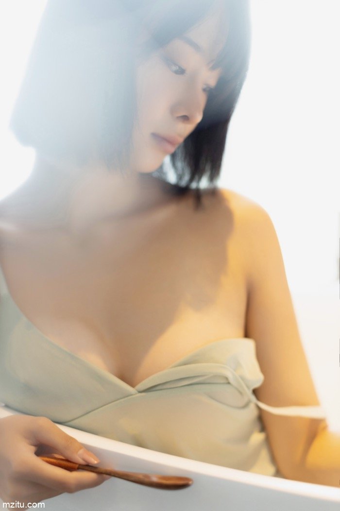 乳房坚挺若隐若现，模特蓝夏Akasha薄纱遮体半露酥胸