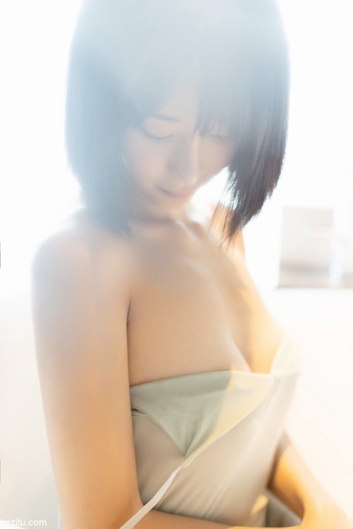 乳房坚挺若隐若现，模特蓝夏Akasha薄纱遮体半露酥胸