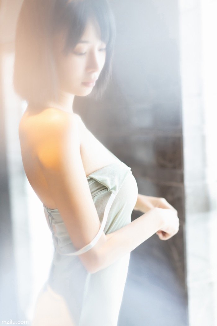 乳房坚挺若隐若现，模特蓝夏Akasha薄纱遮体半露酥胸