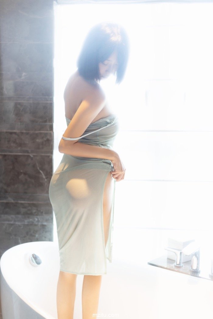 乳房坚挺若隐若现，模特蓝夏Akasha薄纱遮体半露酥胸