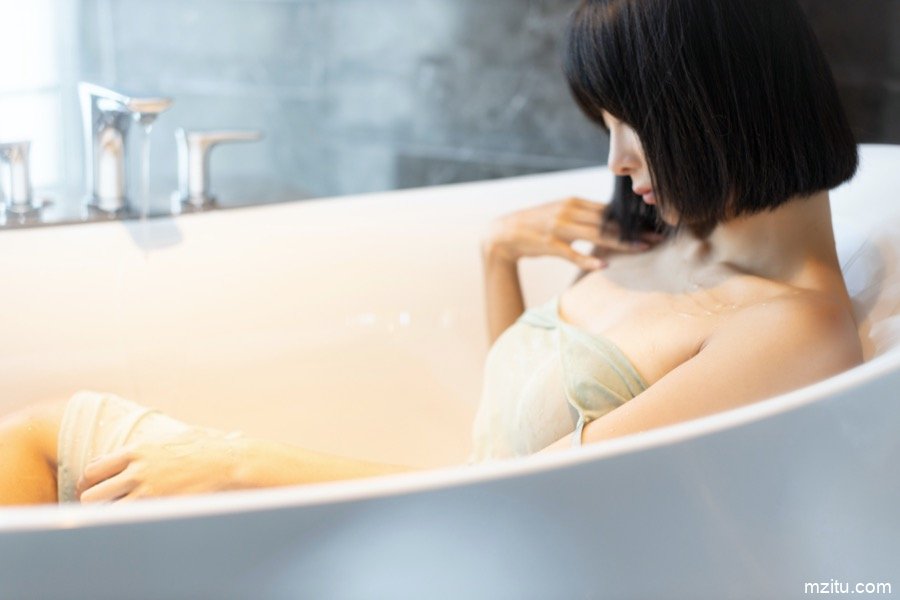 乳房坚挺若隐若现，模特蓝夏Akasha薄纱遮体半露酥胸