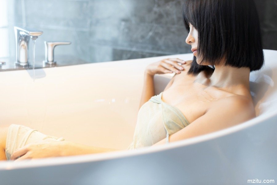 乳房坚挺若隐若现，模特蓝夏Akasha薄纱遮体半露酥胸