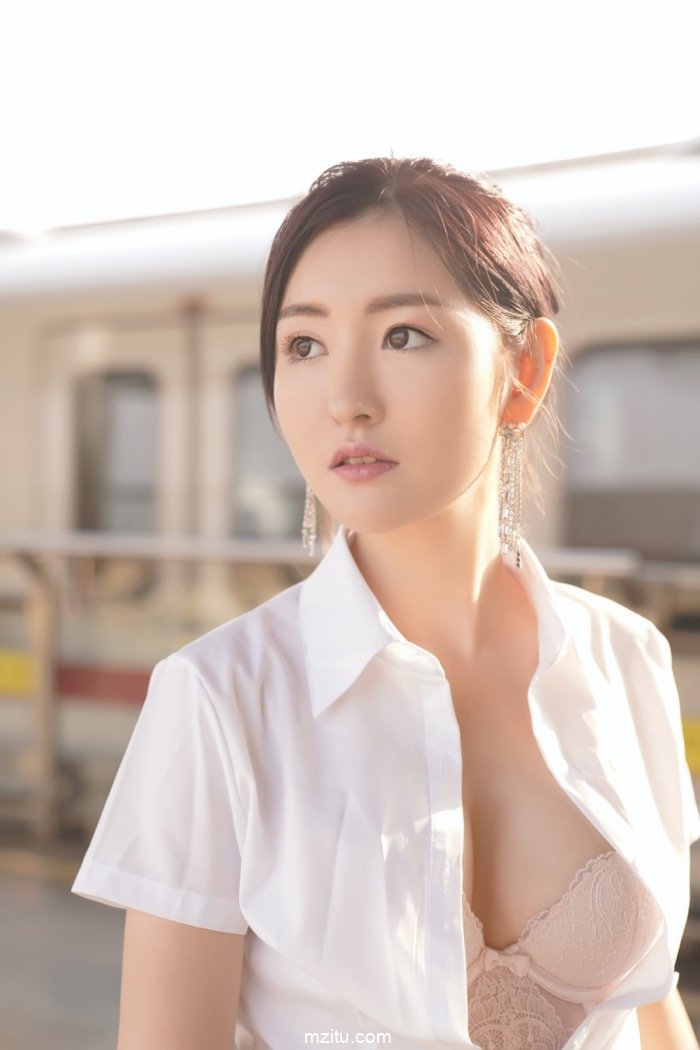 白领美女沈梦瑶魔都地铁露出玩自摸 当众撩裙大泄春光