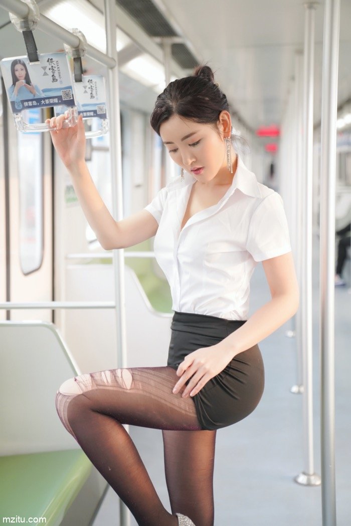 白领美女沈梦瑶魔都地铁露出玩自摸 当众撩裙大泄春光