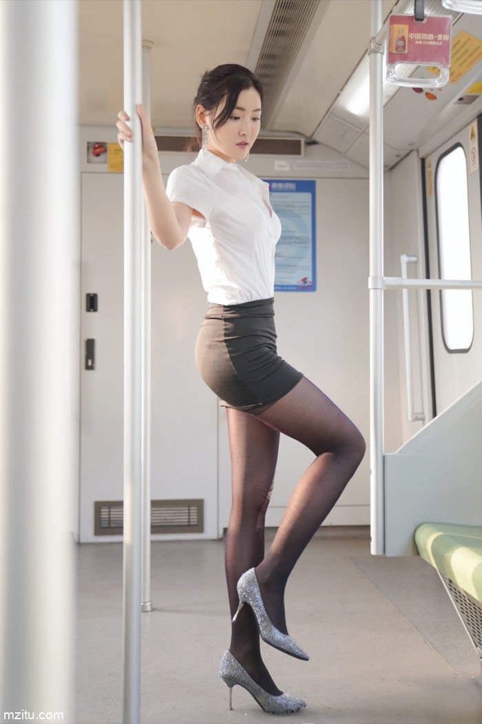 白领美女沈梦瑶魔都地铁露出玩自摸 当众撩裙大泄春光
