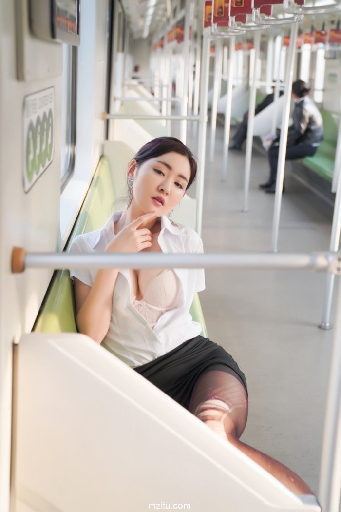 白领美女沈梦瑶魔都地铁露出玩自摸 当众撩裙大泄春光
