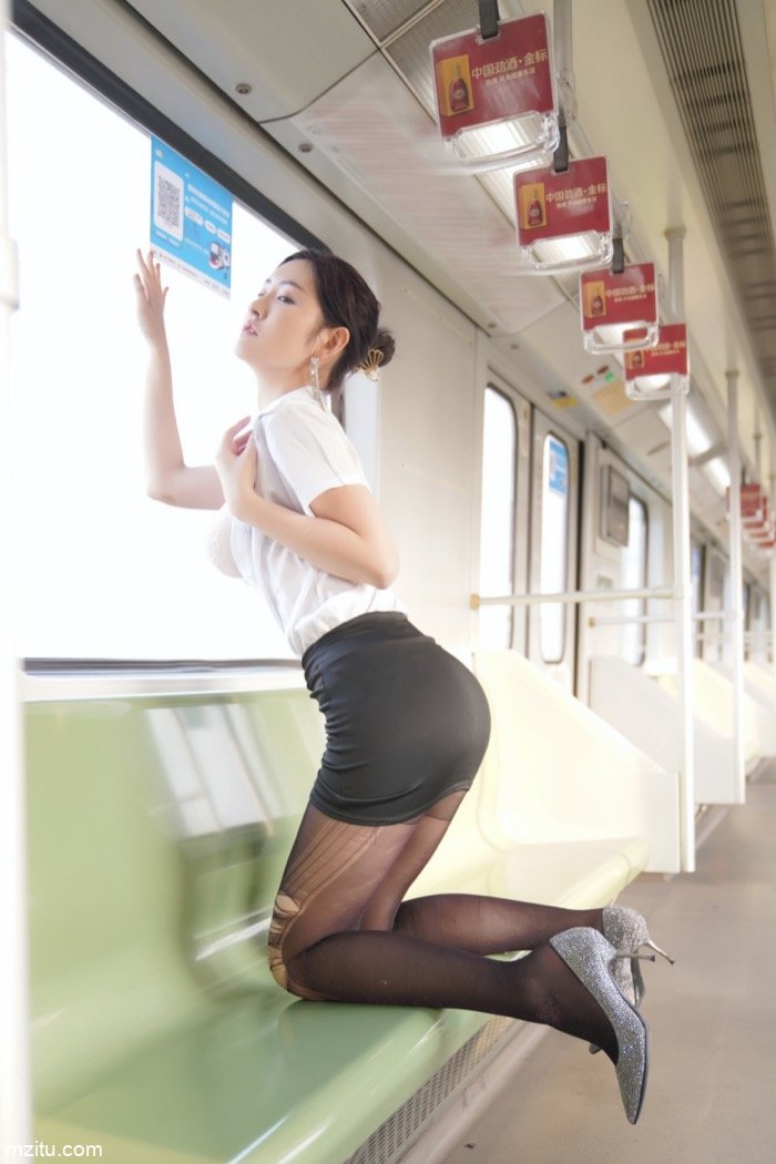 白领美女沈梦瑶魔都地铁露出玩自摸 当众撩裙大泄春光