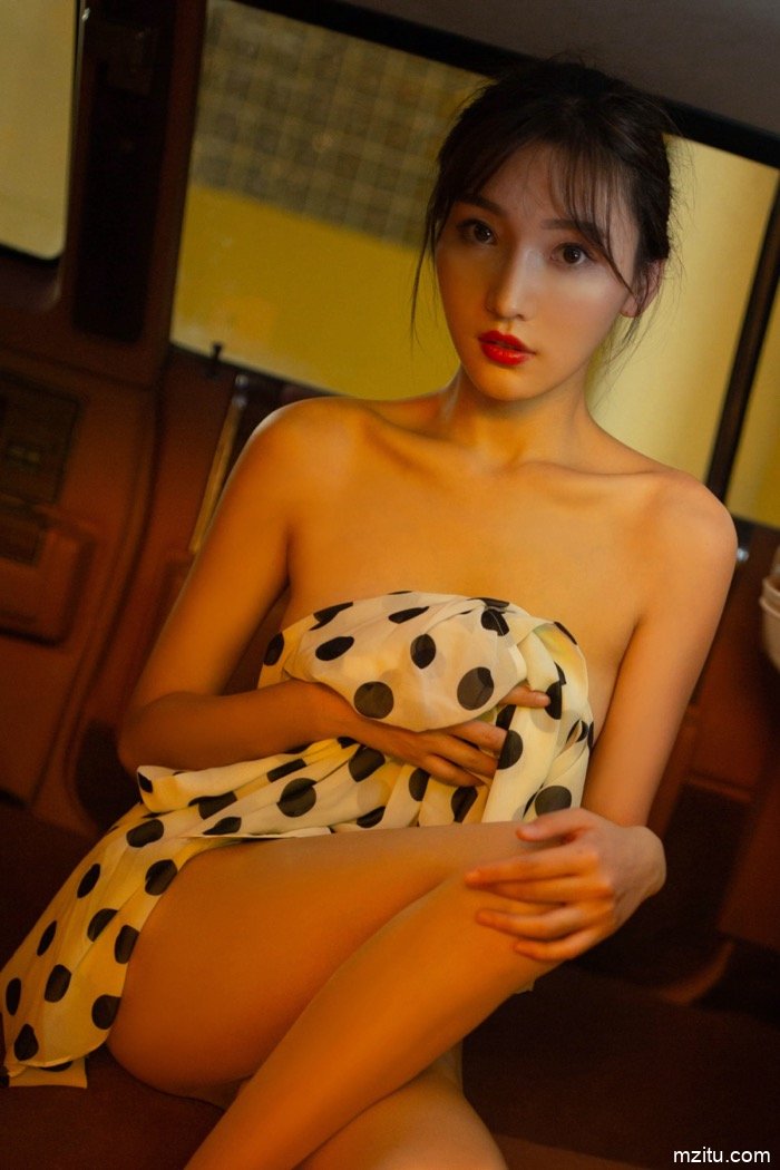 香车美女妩媚惹火！曼妙佳人陆萱萱纤纤玉腿让人浮想联翩
