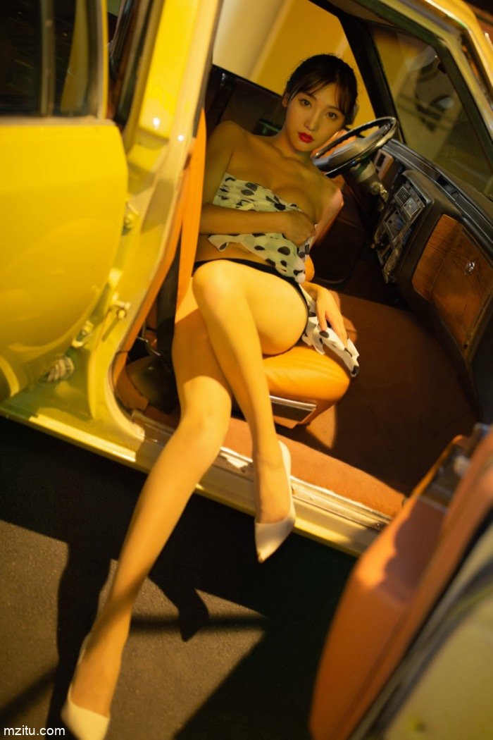 香车美女妩媚惹火！曼妙佳人陆萱萱纤纤玉腿让人浮想联翩