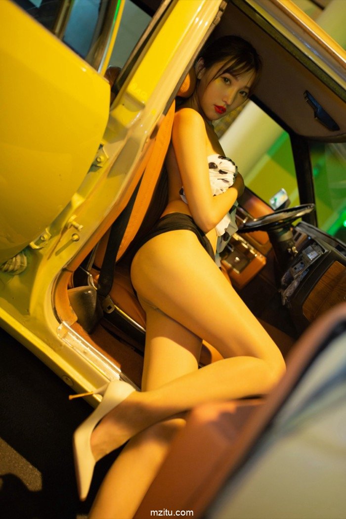 香车美女妩媚惹火！曼妙佳人陆萱萱纤纤玉腿让人浮想联翩