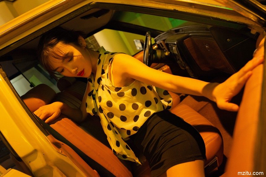 香车美女妩媚惹火！曼妙佳人陆萱萱纤纤玉腿让人浮想联翩
