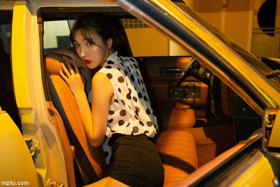 香车美女妩媚惹火！曼妙佳人陆萱萱纤纤玉腿让人浮想联翩
