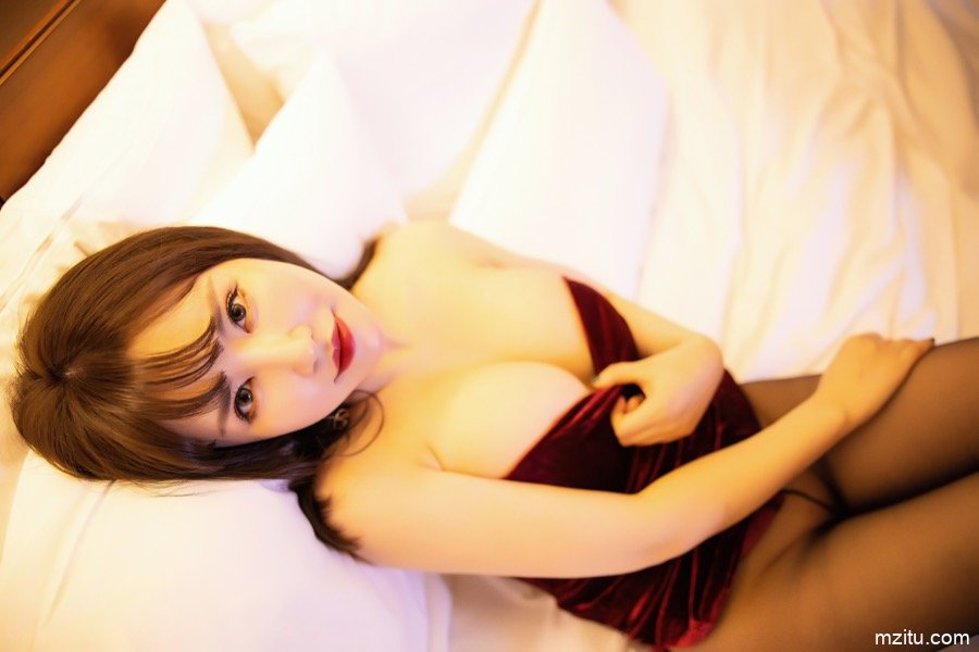 轻熟女郎夏小雅风骚扭动身躯，极品爆乳呼之欲出