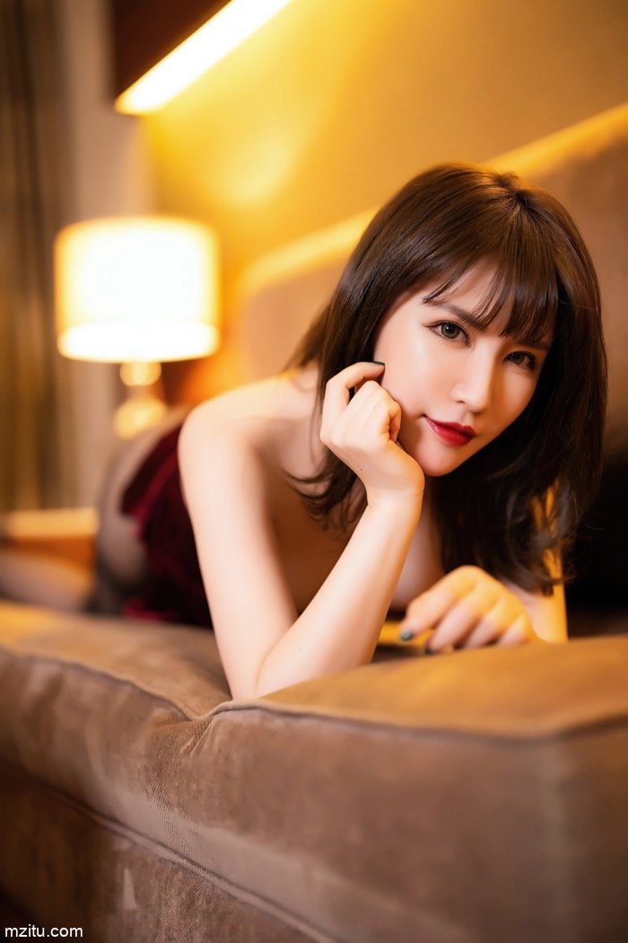 轻熟女郎夏小雅风骚扭动身躯，极品爆乳呼之欲出