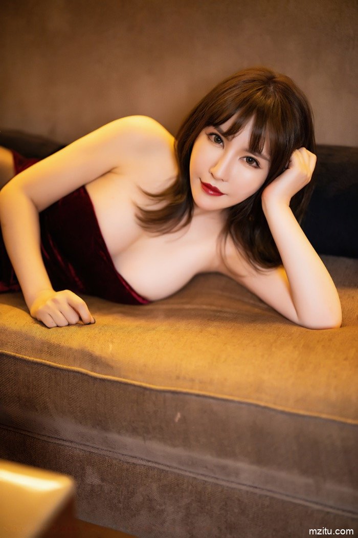 轻熟女郎夏小雅风骚扭动身躯，极品爆乳呼之欲出