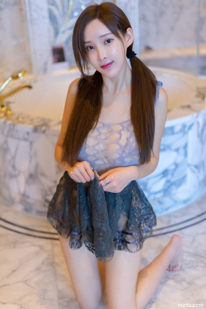 做个乖巧的小主妇，粉嫩娇妻周妍希袒胸露乳做家务