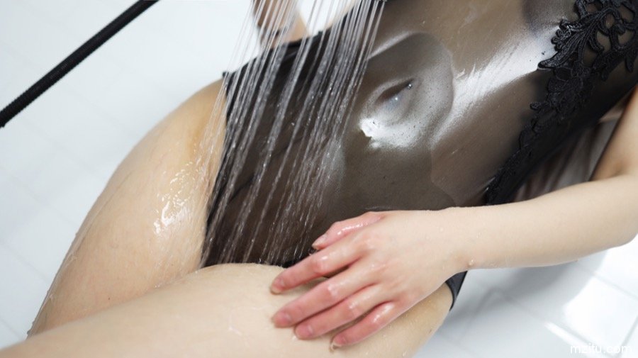 气质美少妇任莹樱人体写真 自摸大胸撅臀姿势销魂