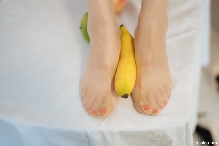 扮女仆吃香蕉，推女郎梦心月衣衫不整挑逗主人