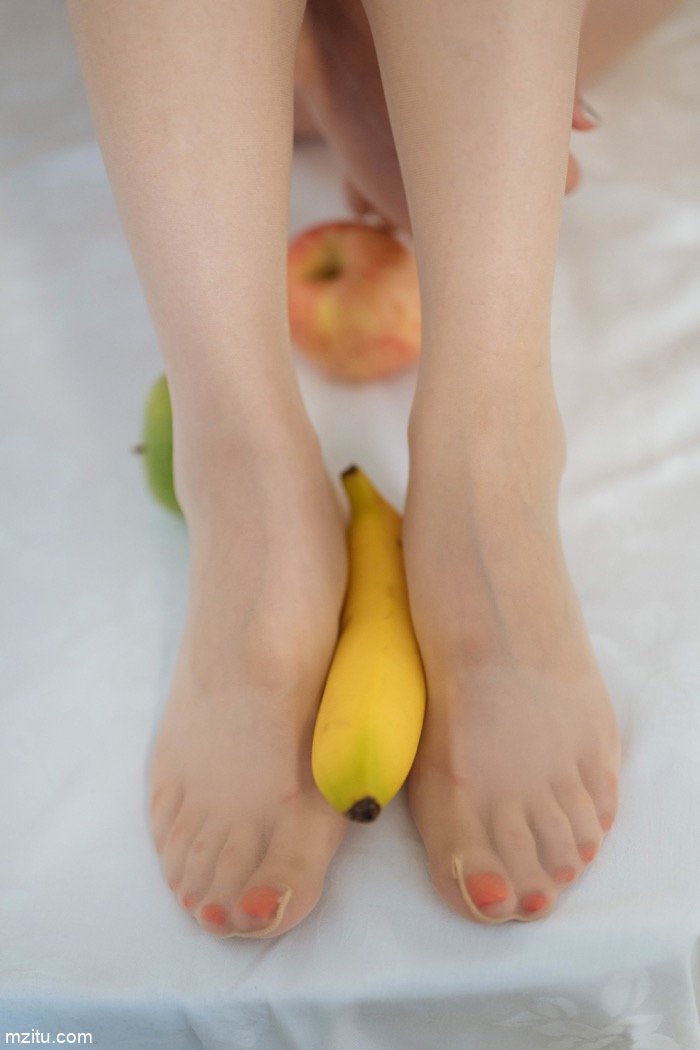 扮女仆吃香蕉，推女郎梦心月衣衫不整挑逗主人