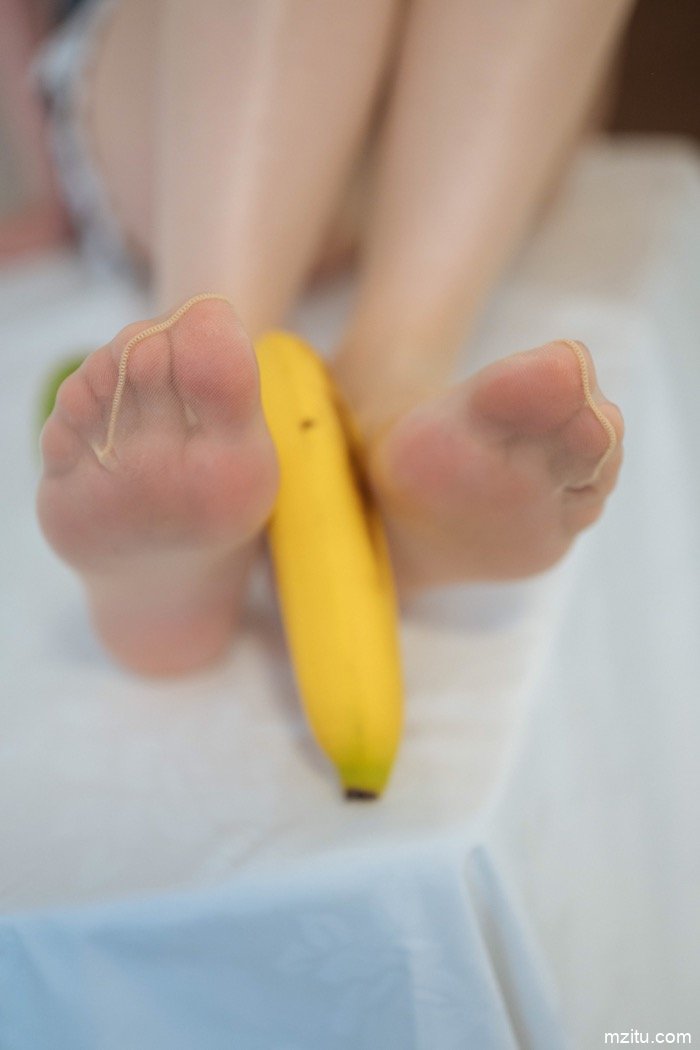 扮女仆吃香蕉，推女郎梦心月衣衫不整挑逗主人