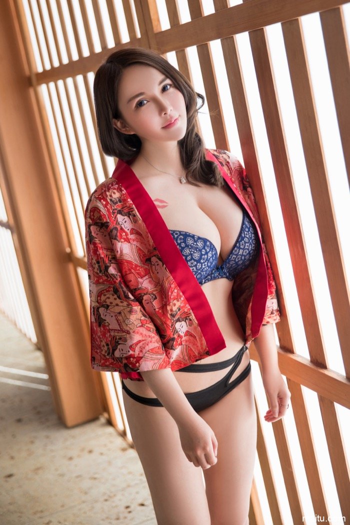清纯少妇沈蜜桃胸部超大 深沟巨乳满足你的乳夹幻想