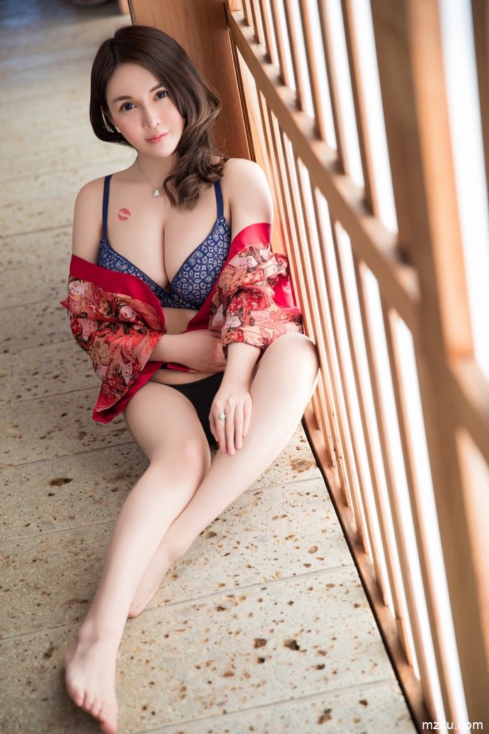 清纯少妇沈蜜桃胸部超大 深沟巨乳满足你的乳夹幻想