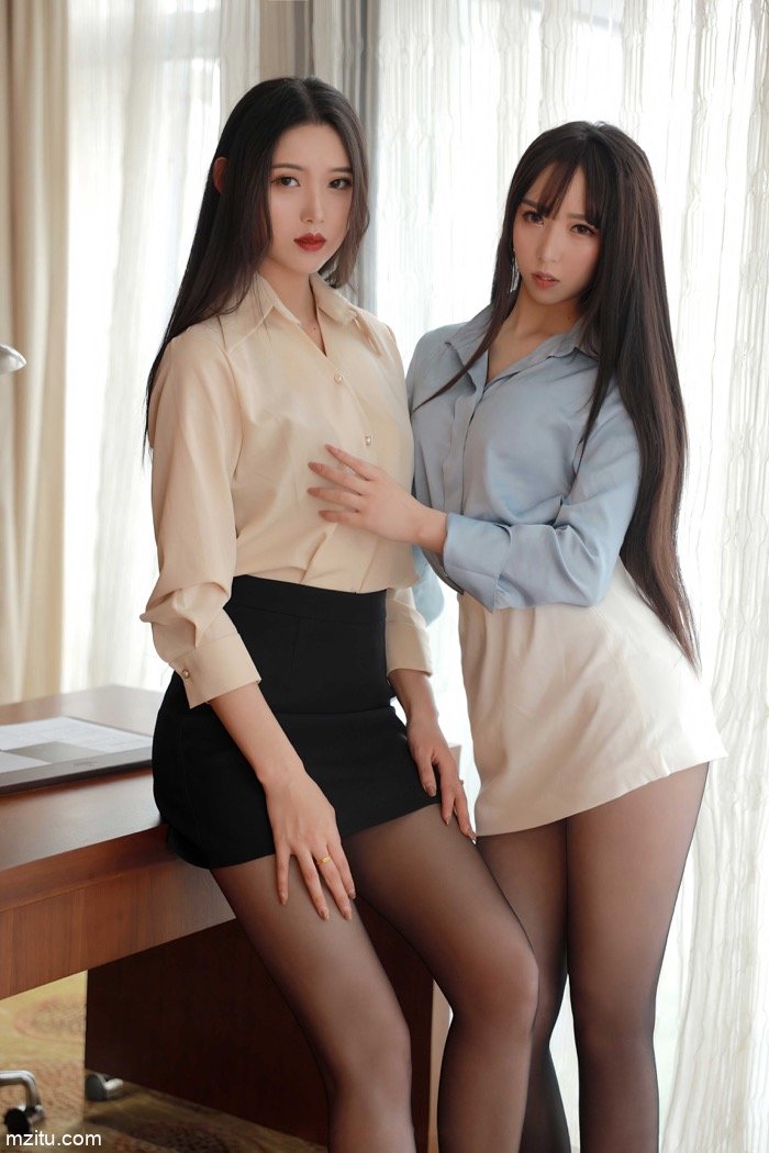 两位佳丽演绎双人拉拉，画面香艳刺激太过瘾