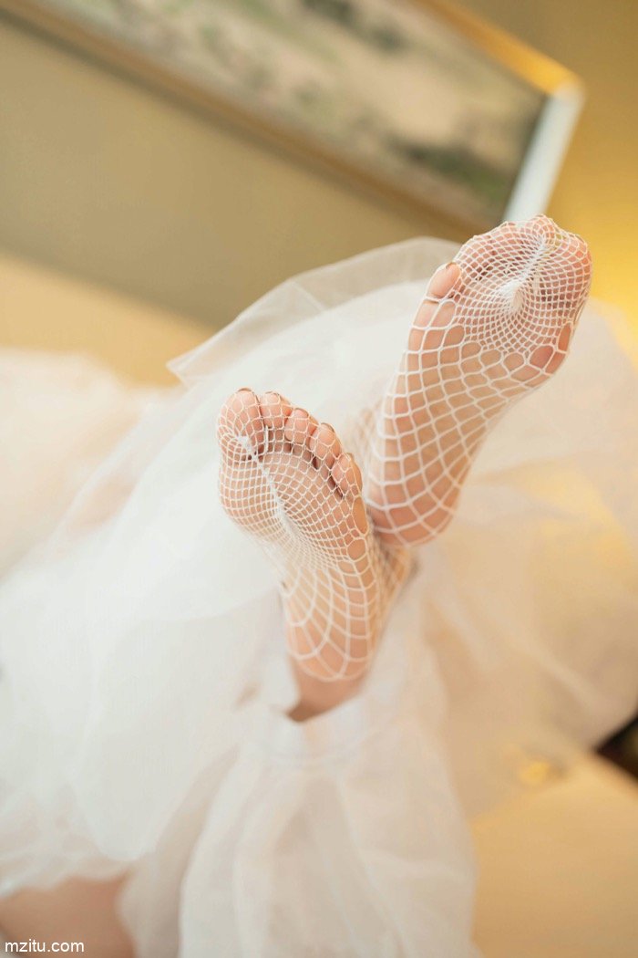 极品尤物艺轩婚纱写真 美妙身姿唯美清新又性感火辣