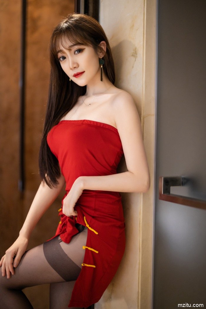 美女模特允儿Claire上门服务，一进房门直接脱衣服