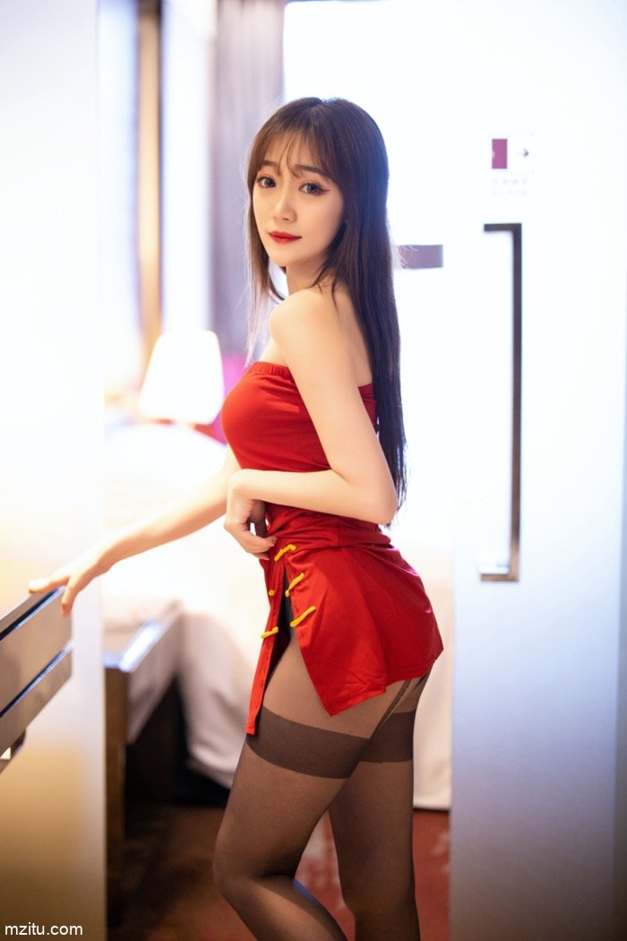 美女模特允儿Claire上门服务，一进房门直接脱衣服