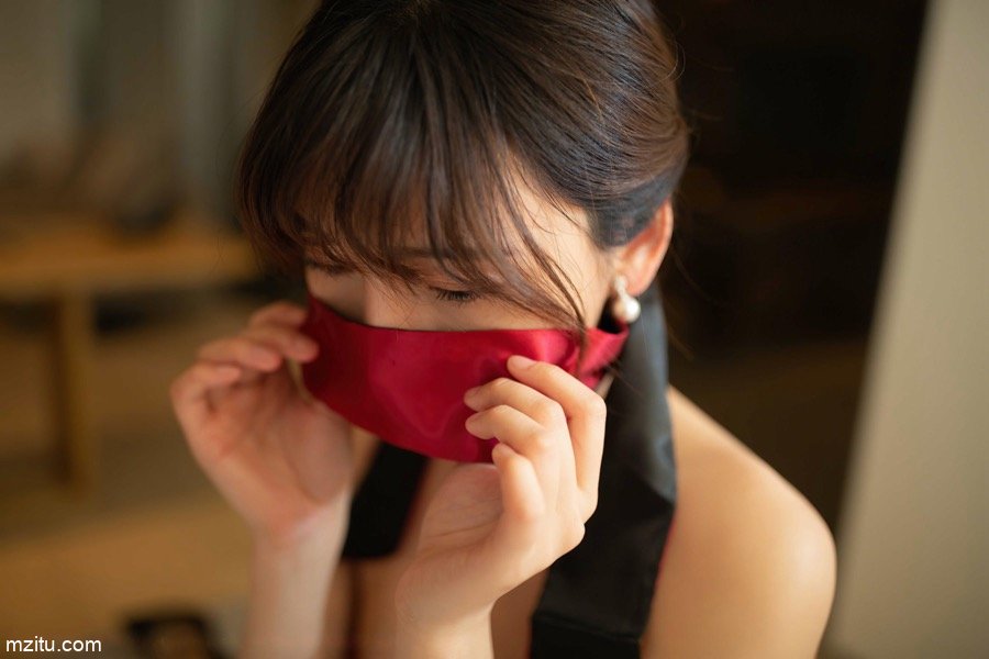 蒙眼小情趣，秀人女神陆萱萱性感火辣床上调情