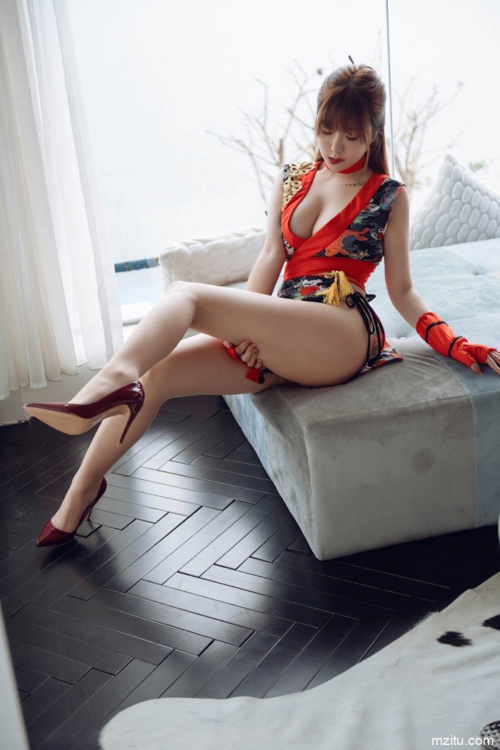 白嫩美少妇王雨纯惹火写真，日式旗袍露出极品美乳
