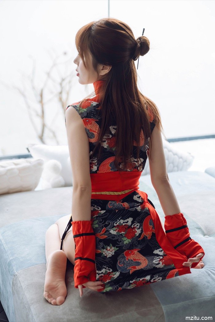 白嫩美少妇王雨纯惹火写真，日式旗袍露出极品美乳