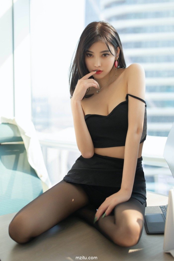 幻想被女上司潜规则？性感女神杨晨晨满足你