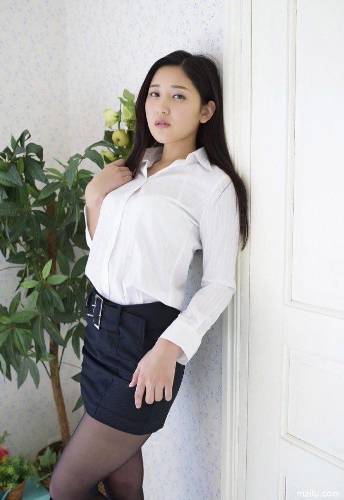 清纯学妹PK黑丝秘书 日本美女小岛美优制服诱惑花样百出